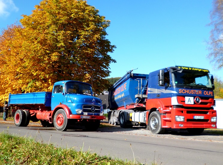 Unser Mercedes-Oldtimer 1519 steht neben einem Schuster Olpe Sattelzug Mercedes 1519 neben einem Axor-Sattelzug