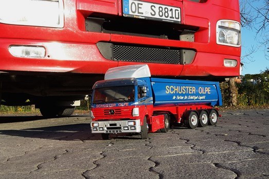 Schuster Olpe Modell Carson 1853 SK vor einem Mercedes Axor RC LKW Modell Mercedes 1853 SK von Carson mit Fliegl Stonemaster 3-Achs Auflieger.